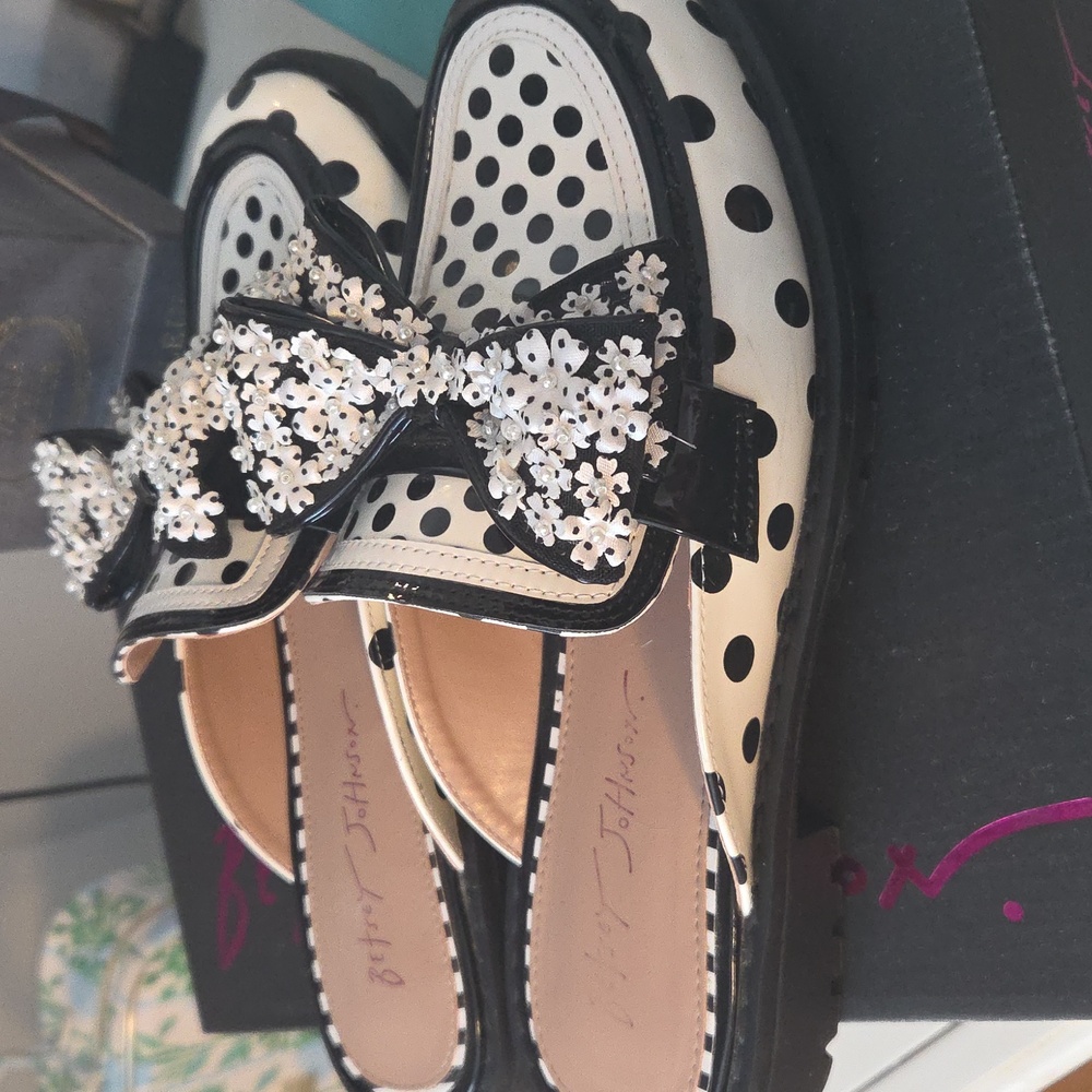 Betsey Johnson Women's Polka Dot Dress Mules with Floral Bow Accents 🤍🖤 - Picture 2 of 5